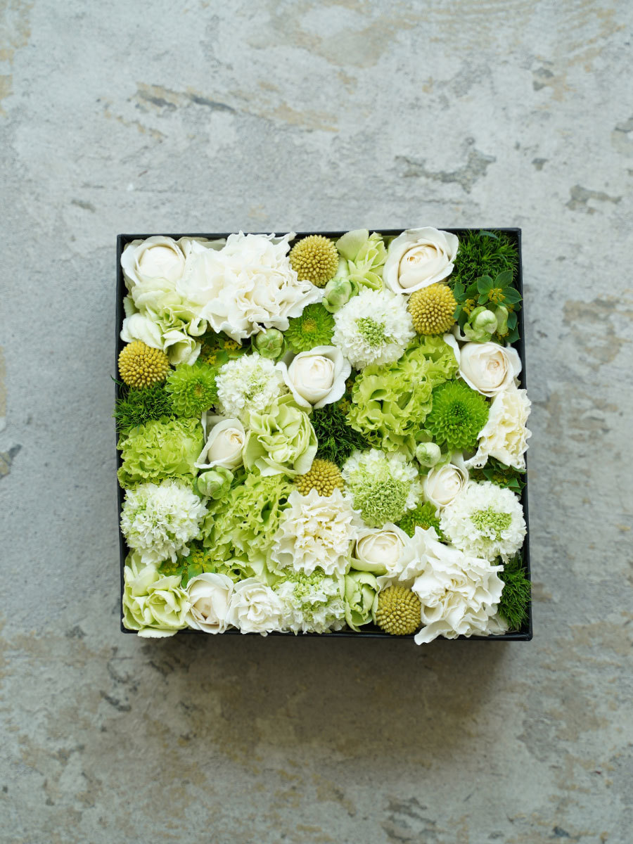 生花のボックスフラワー 白 L｜おしゃれな祝い花通販Sakaseru