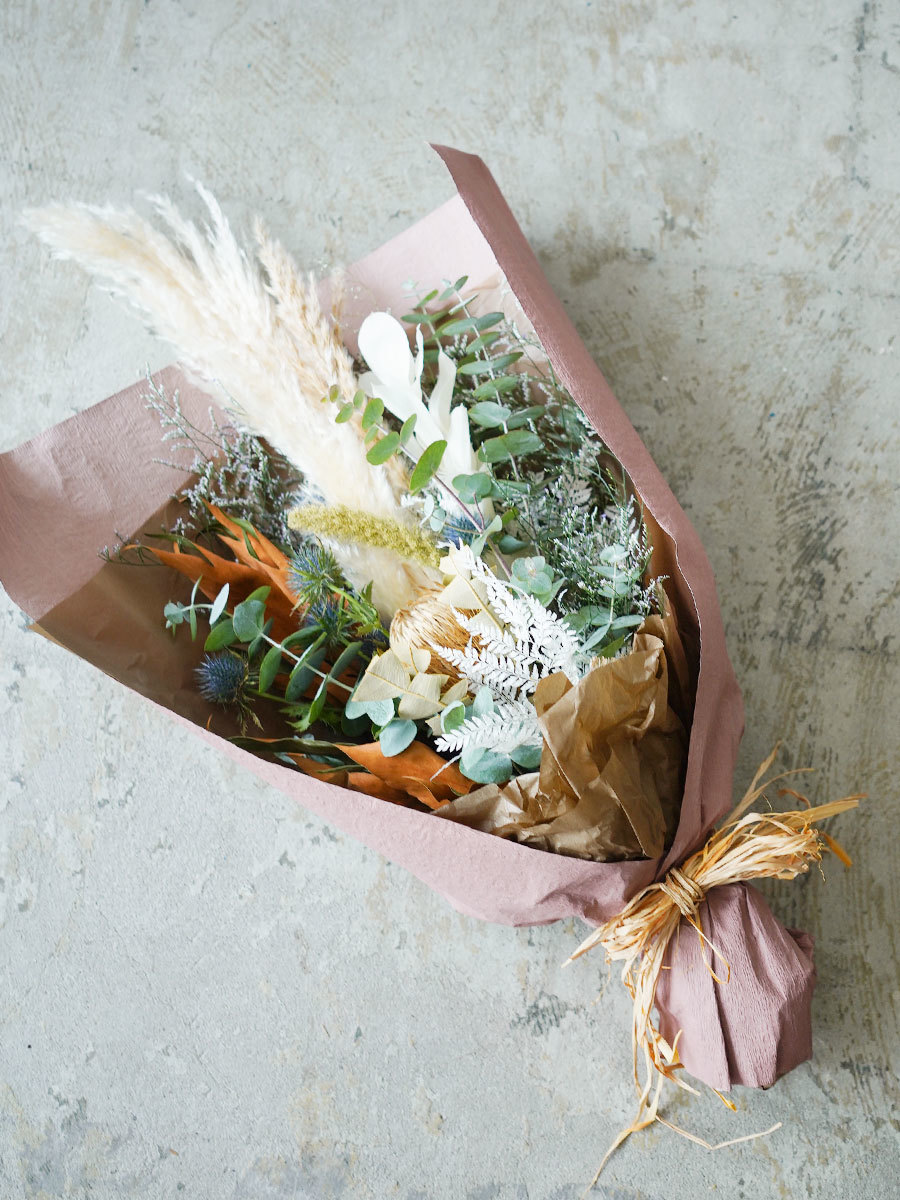 ドライフラワーのスワッグへの変化も楽しめるナチュラルブーケ