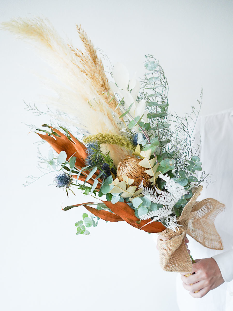ドライフラワーのスワッグへの変化も楽しめるナチュラルブーケ