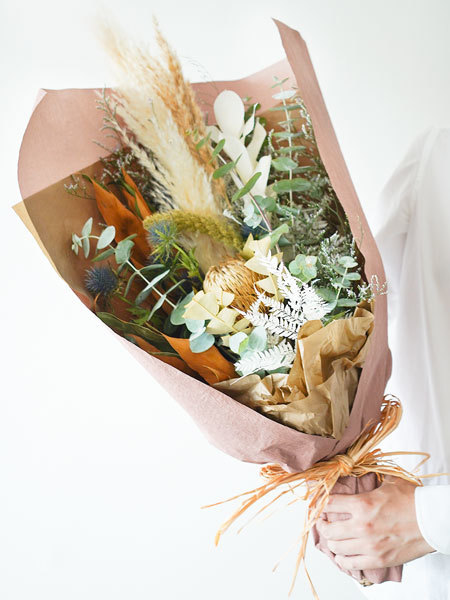 ドライフラワーのスワッグへの変化も楽しめるナチュラルブーケ