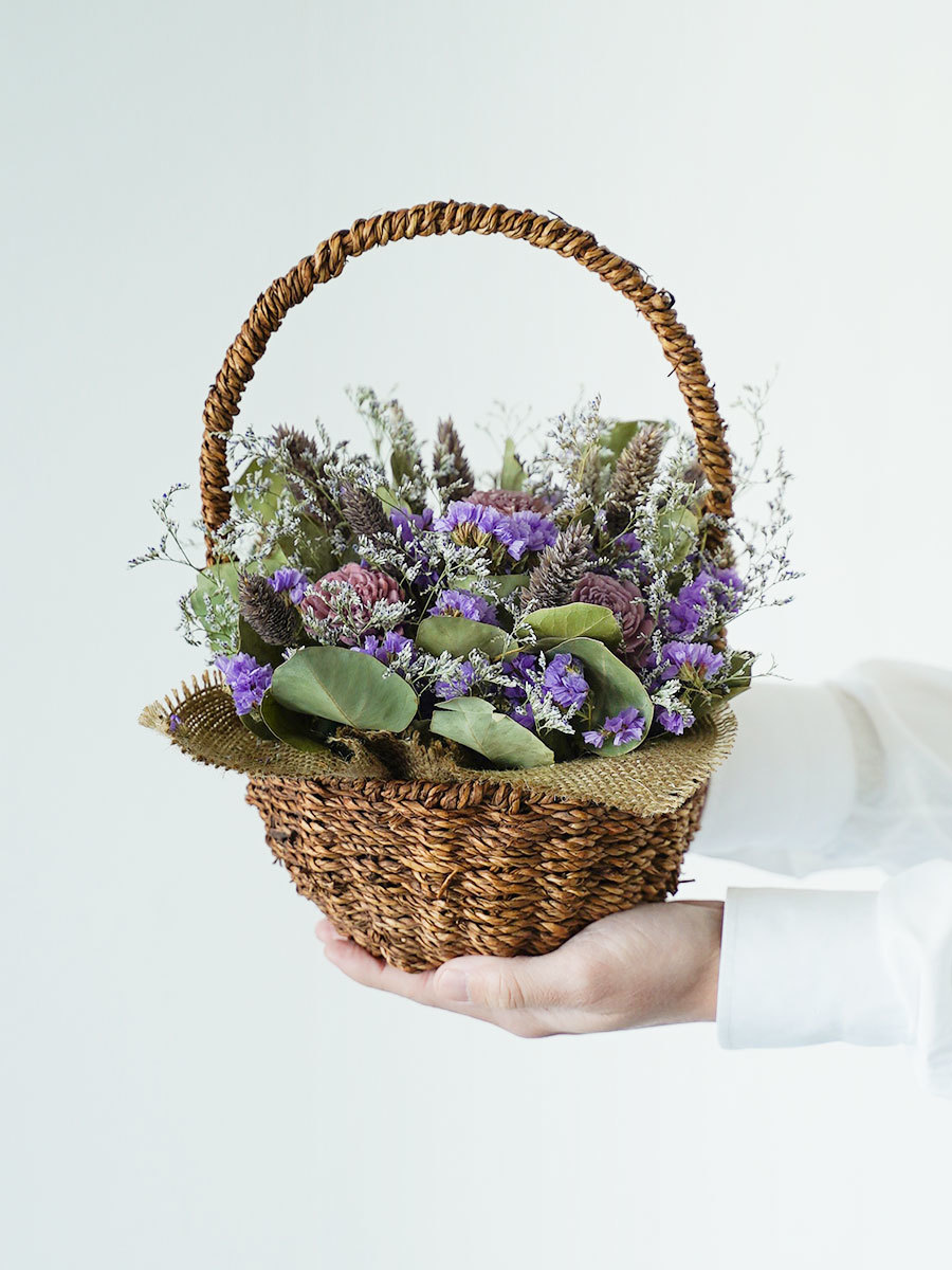 バスケットに詰め込んだ紫のドライフラワーアレンジ｜おしゃれな祝い花