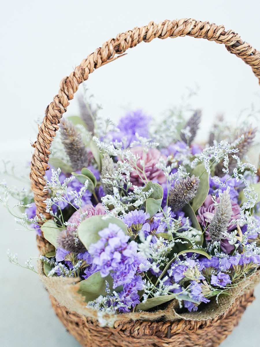 ドライフラワーラベンダーアレンジメント　アンティーク シルバー花器 バスケットに詰め込んだ紫のドライフラワーアレンジ｜おしゃれな祝い花
