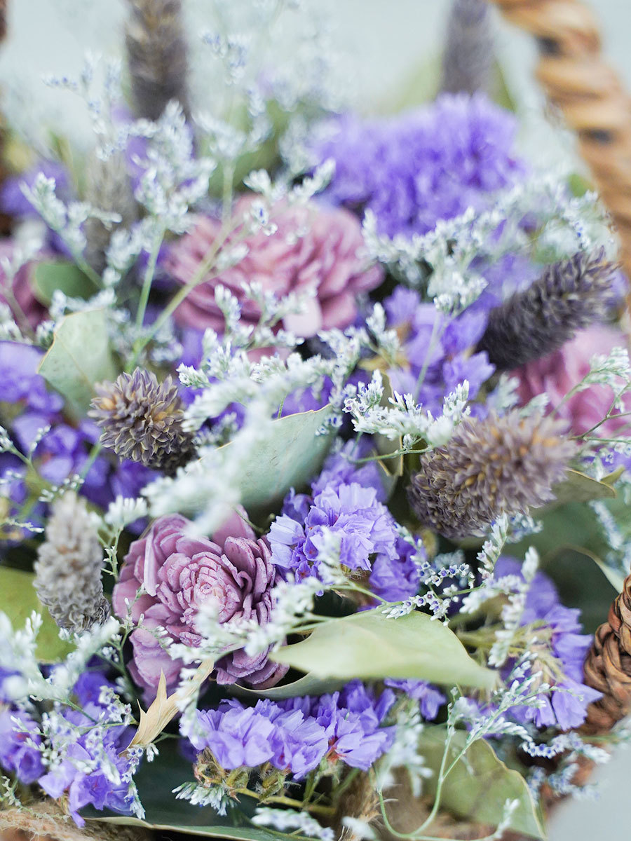 バスケットに詰め込んだ紫のドライフラワーアレンジ おしゃれな祝い花ならsakaseru