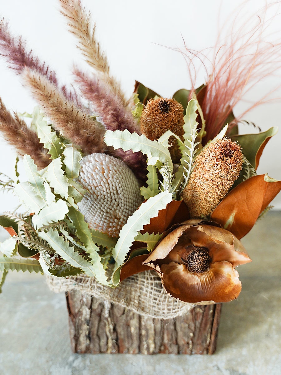 木の器にネイティブフラワーを詰め込んだドライフラワーアレンジ