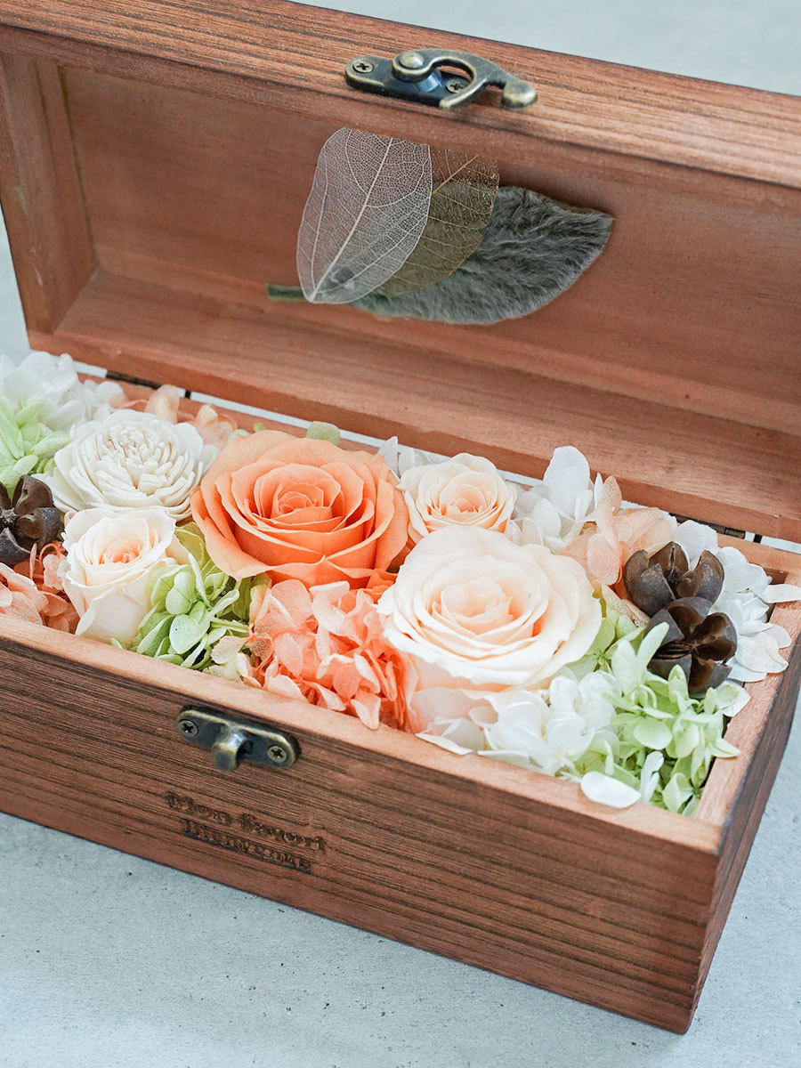 木箱に詰め込んだプリザーブドフラワー オレンジ｜フラスタ・楽屋花の