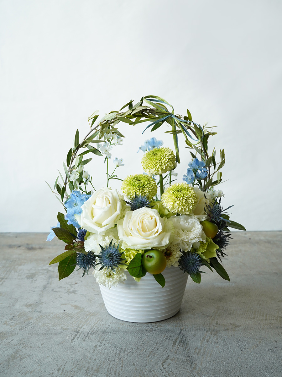 アーチのナチュラルアレンジ 白 S おしゃれな祝い花通販ならsakaseru