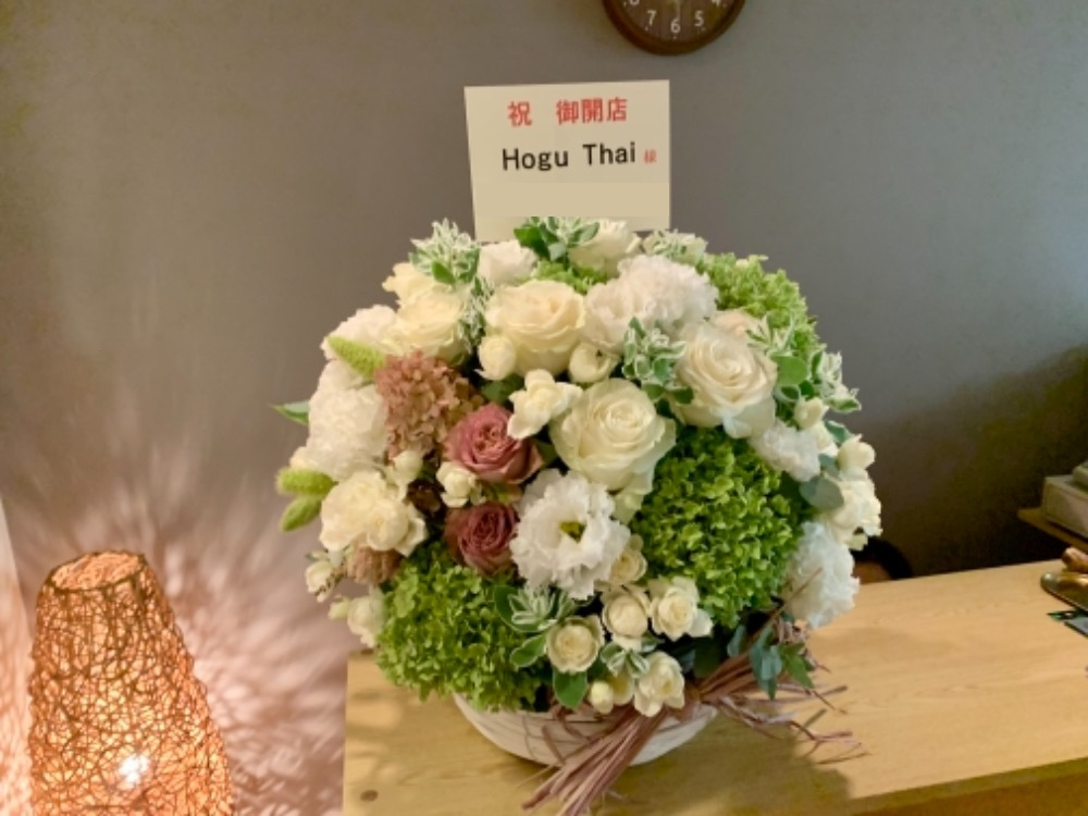 リラクゼーションサロン様への白とグリーンがメインの開店お祝い花